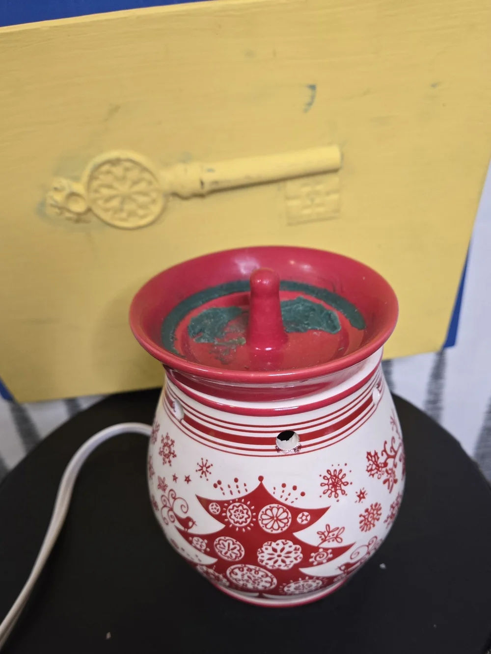 Christmas Red & White Ceramic Wax Melt Warmer – Reindeer & Tree Holiday Design